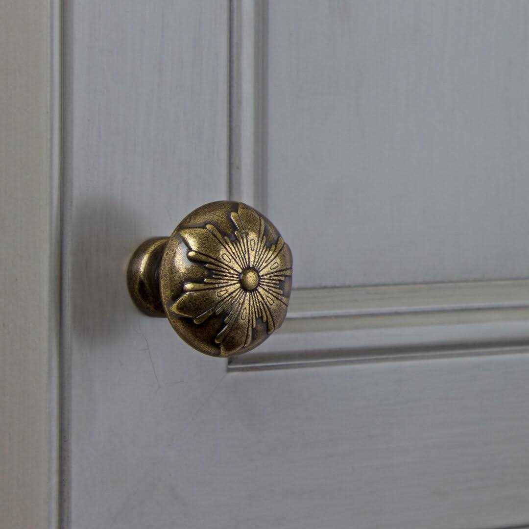 GlideRite Hardware 81091-SN-10 Square Deco Cabinet Knob - Zenithce