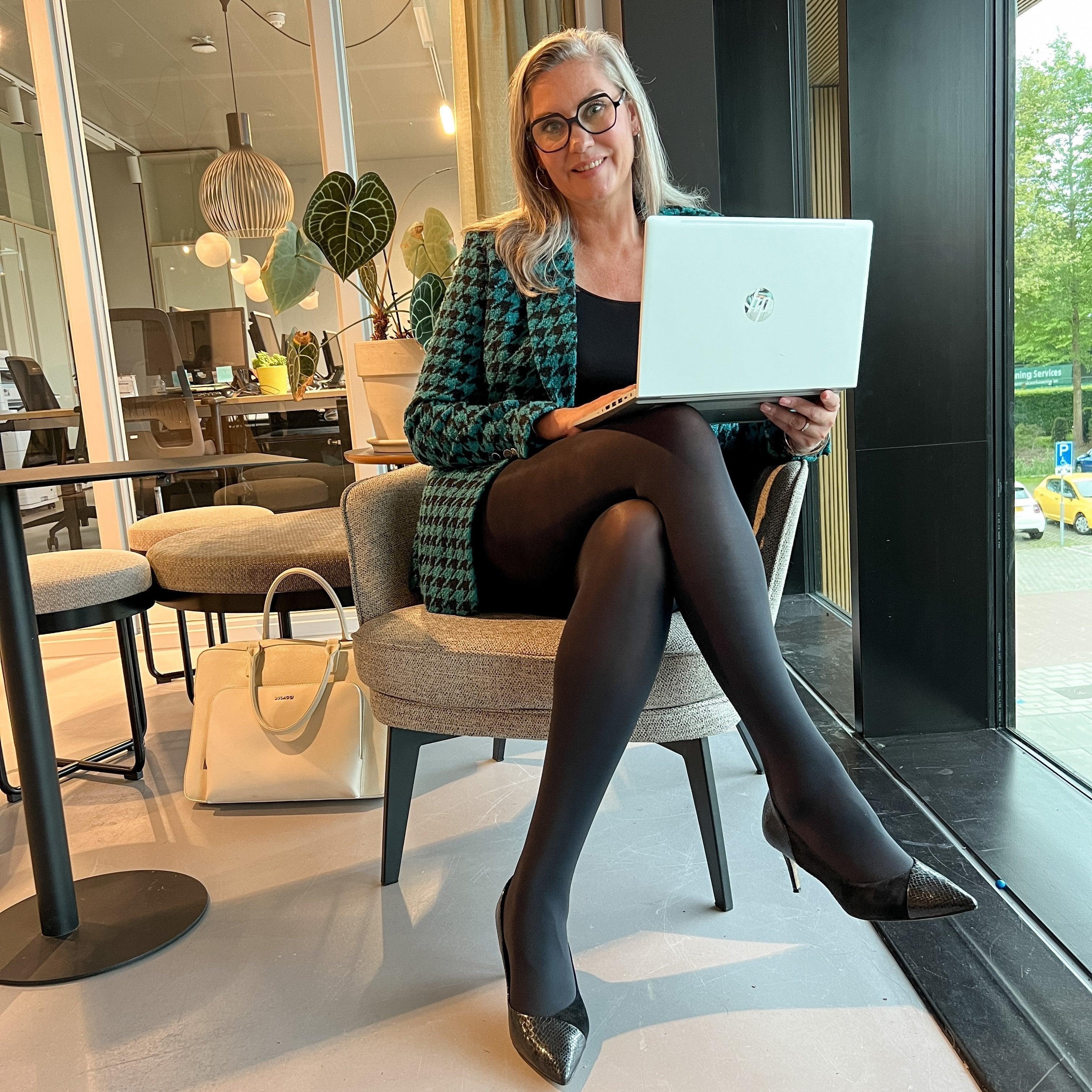 Huggy Light Compression Tights - Black - Zenithce