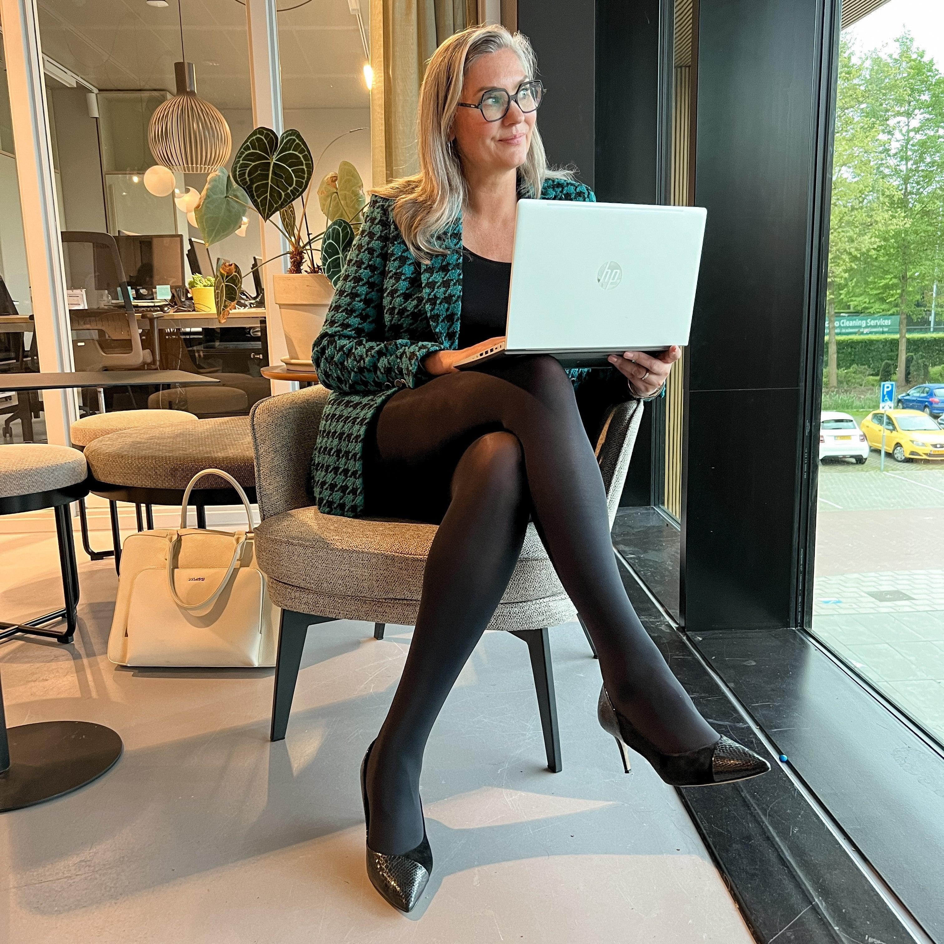 Huggy Light Compression Tights - Black - Zenithce